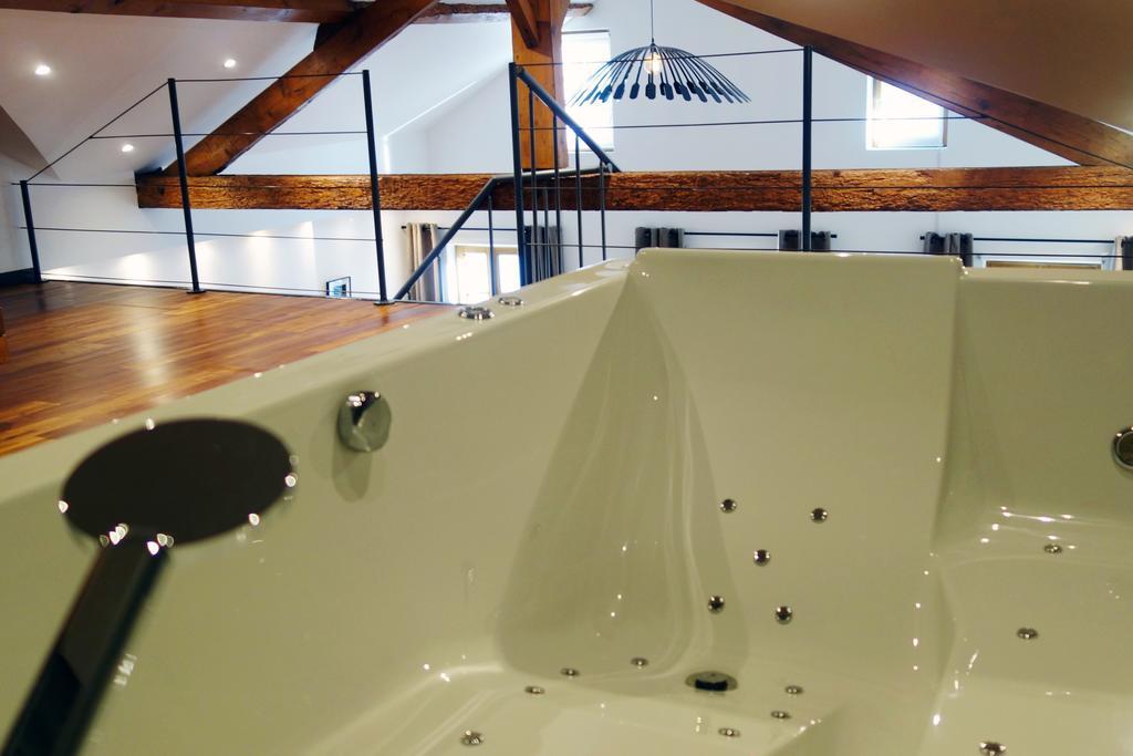 Les Suites Sainte Claire Annecy Bagian luar foto